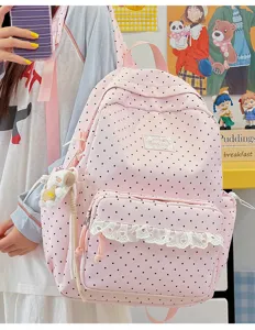 Roze polkadot rugzak detail met schattige kanten volants en handige voorzak voor dagelijks.