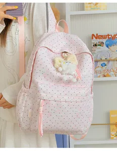 Gedetailleerd uitzicht op de schattige roze stippenrugzak met konijnenprint en pluche strik.
