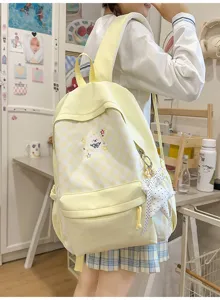 Gedetailleerd overzicht van de gele ruitjes schoolrugzak met schattige borduurwerk.