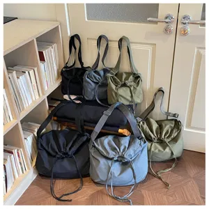 Vue détaillée du sac à bandoulière unicolore à cordon de grande capacité, style unisexe.