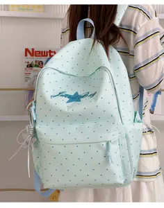Detailoverzicht van de lichtblauwe Japanse polkadot sterrugzak met voorvak en hanger.