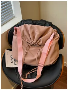 Détail de sac bandoulière rose décontracté, grand sac hobo avec sangle réglable.