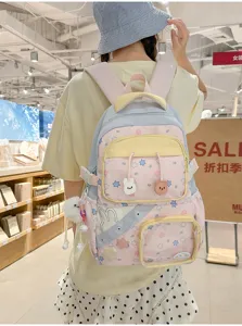 Leuke pastelkleurige schoolrugzak met sterrenmotieven en schattige pluche hangers.