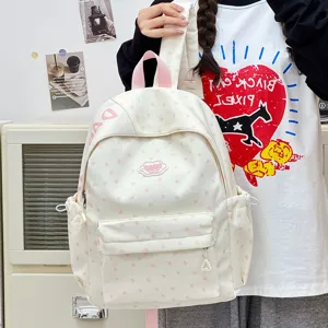Gedetailleerd uitzicht op de schattige Japanse beige rugzak met roze sterren en grote capaciteit.