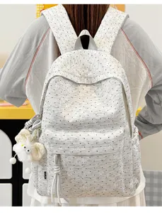 Gedetailleerd overzicht van de casual rugzak met konijnenpatroon voor school en reizen.
