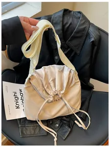 Vue rapprochée du sac bandoulière minimaliste à cordon avec large sangle réglable.