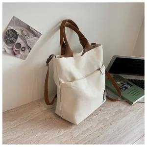 Sac cabas bandoulière en toile épaisse style coréen avec anses marron et poche zippée.