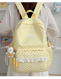 Leuke gele stippen rugzak met witte kantvolant en schattige puppy hanger voor dagelijks schoolgebruik.