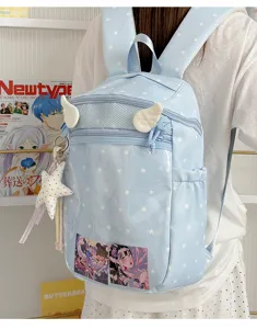 Lichtblauwe sterren rugzak met engelenvleugels en transparant voorvak in kawaii stijl.