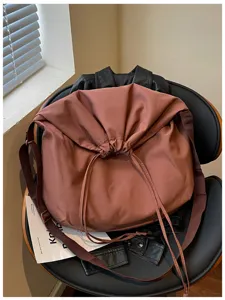 Vue détaillée du sac bandoulière marron avec cordon, sac hobo souple et décontracté au quotidien.