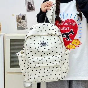 Gedetailleerd overzicht van casual canvas studentenrugzak met schattig sterren en harten patroon.
