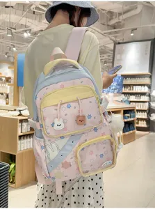 Gedetailleerd overzicht van de schattige pastel rugzak met sterrenmotief en diertjes.