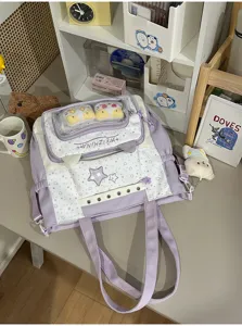 Paarse canvas ita tas detail met helder doorzichtig voorvenster, sterrenmotief en oren.