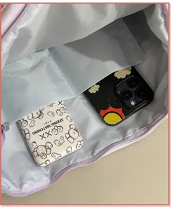 Gedetailleerd overzicht van het ruime interieur en de handige zakken van deze stijlvolle tote bag.