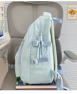 Leuke lichtblauwe schoolrugzak detail met strik borduurwerk, zijvakken en comfortabele banden.