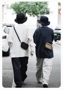 Detail van casual schoudertas in straatscène met eenvoudig ontwerp en handige draagriem.
