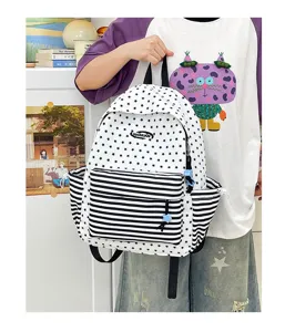 Casual zwart-witte sterrenrugzak met gestreept vak, grote schooltas voor dagelijkse reizen.