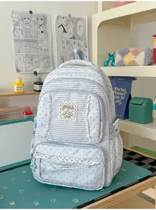Lichtblauwe gestreepte schoolrugzak met sterrenprint, schattige kantrand en vakken voor studenten.