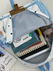Binnenkant van de schattige sterren rugzak met grote capaciteit voor boeken en schriften.
