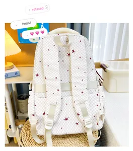 Gedetailleerd achteraanzicht van een schattige Japanse witte rugzak met rode sterren en stippen.