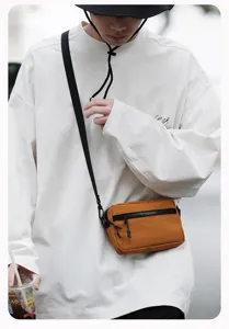 Gedetailleerd overzicht van de vintage canvas schoudertas in casual stijl voor elke dag.