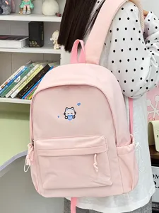 Roze canvas rugzak detail met schattig geborduurd kattenontwerp en handig voorvak.