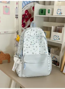 Lichtblauwe studentenrugzak met schattig strik- en hartjespatroon, voorvak en kanten hanger.
