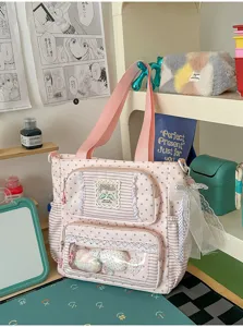 Detail van roze canvas studenten shopper tas, multi zakken ontwerp met schute kant lint en venster.