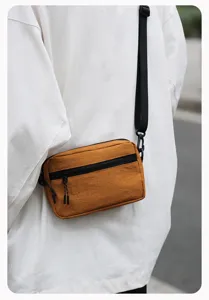 Casual retro schoudertas detailweergave, veelzijdige kleine dagelijkse tas voor buiten.
