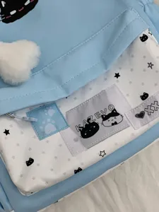 Gedetailleerd overzicht van schattige blauwe kattenrugzak met pluche hanger voor school.