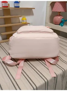 Roze minimalistische rugzak detailweergave met voorvak en duurzame schouderbanden erin.