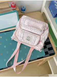 Roze rugzak met sterrenpatroon, kanten afwerking en dubbele bandjes voor dagelijks gebruik.