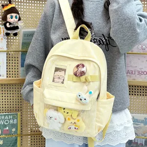 Dettaglio borsa ita a pois gialli, finestra trasparente e simpatico zaino peluche.