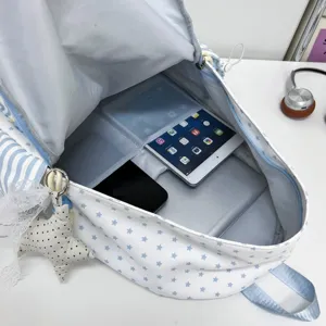 Blauw-witte schoolrugzak met sterrenprint, grote capaciteit en een leuke hanger.