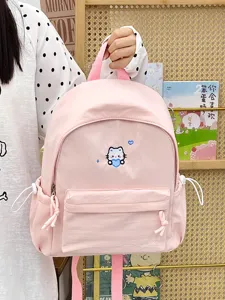 Roze canvas rugzak detail met schattige kattenborduurwerk, voorzak en handige zijvakken.