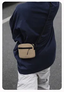 Gedetailleerd overzicht van casual kaki crossbody tas, lichtgewicht telefoon tas voor op reis.