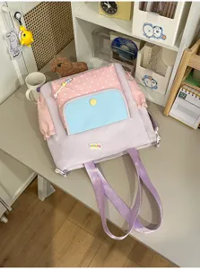 Gedetailleerd overzicht van een hippe pastelkleurige schoolrugzak met leuke stippen.