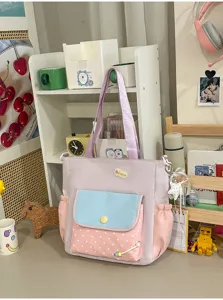 Pastelkleurige canvas shopper met meerdere zakken voor dagelijks schoolgebruik.