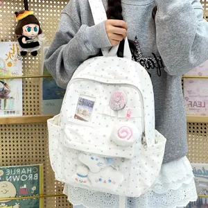 Vista dettagliata dello zaino ita stella bianca con finestra trasparente, peluche e spille.