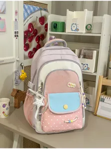 Detail van de kleurrijke schoolrugzak in pastel design met handige multifunctionele vakken.
