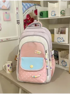 Gedetailleerd shot van een kleurrijke dopamine-stijl schooltas met pastelkleurige blokken.