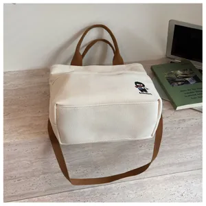 Sac cabas en toile sac bandoulière décontracté avec anses marron et détail brodé chic.