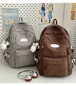 Detail van een corduroy schoolrugzak met sterrenprint en schattige wolkpatch, lifestyle-opstelling.