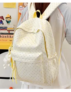Gedetailleerd uitzicht op gele polkadot rugzak met konijnenpatroon, casual grote schooltas.