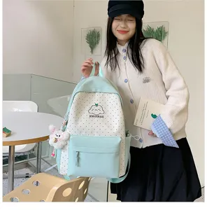Gedetailleerd overzicht van de Japanse stippenrugzak met leuke wolkprint voor dagelijks gebruik.