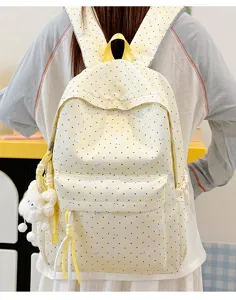 Rugzak detailweergave met grote capaciteit, schattig stipjespatroon en zachte pluche hanger.