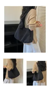 Detailansicht der lässigen einfarbigen Canvas-Umhängetasche für Damen, idealer Shopper.