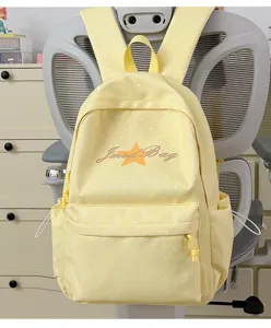 Gele rugzak met stippen en sterren, schooltas voor studenten met detail van voorzakje.