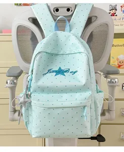 Lichtgroene polkadot sterrugzak gedetailleerd overzicht, casual schooltas voor tienermeisjes.