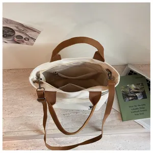 Sac cabas en toile épaisse style coréen avec anses marron et poches intérieures zippées.
